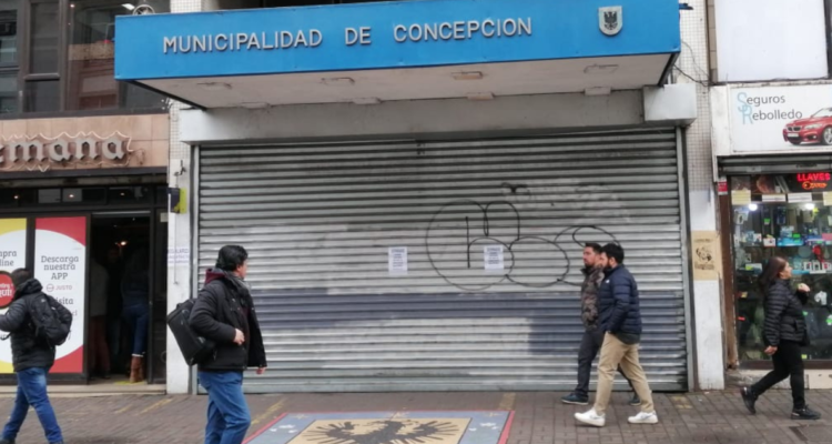 Frontis de municipio de Concepción tras suspensión de atención al público