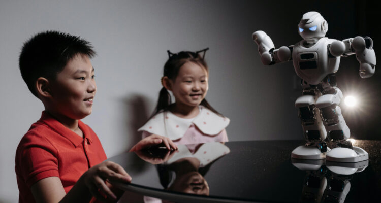 Un experimento demostró que los niños de entre 3 a 6 años confían más en los robots que en los humanos