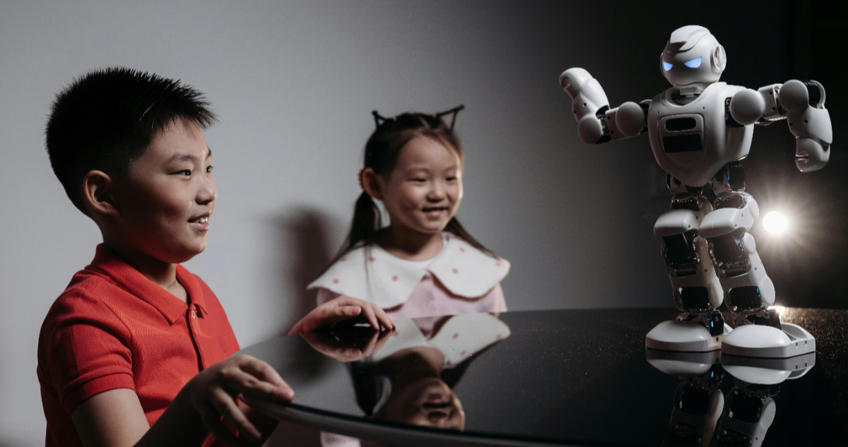 Un experimento demostró que los niños de entre 3 a 6 años confían más en los robots que en los humanos