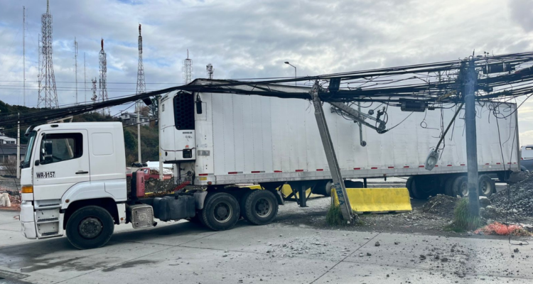 Camión de alto tonelaje derribó postes del tendido eléctrico en Puerto Montt