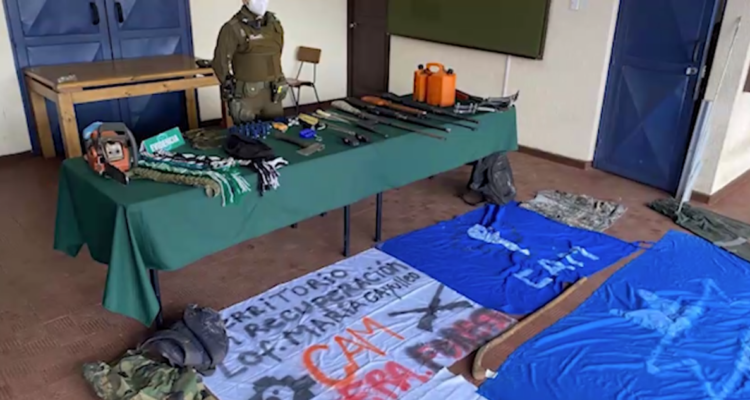 Incautan armas y lienzos alusivos a la CAM al desbaratar matadero clandestino en Angol