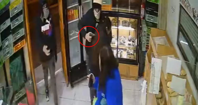 Registran violento asalto en panadería de Valparaíso: sujetos intimidaron a trabajadoras y cli
