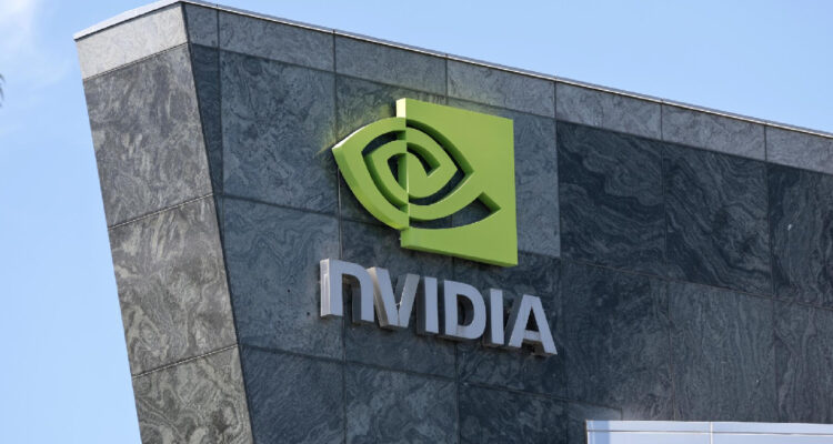 vista externa de un logo de Nvidia en una instalación de la compañía