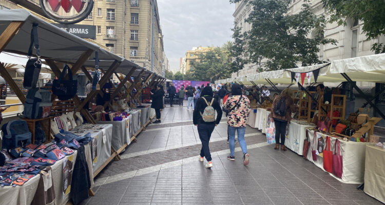 Santiago presenta nueva ordenanza municipal para artesanos: 75% de descuento para instalarse en ferias