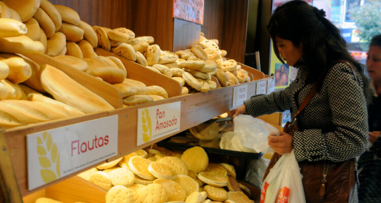 ¿Subió o no?: Gobierno y gremio panadero dicen que pan no está más caro, pero IPC mostró otra cosa