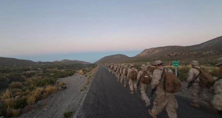 Imagen de militares marchando debido a dichos de parlamentarios por muerte de conscripto