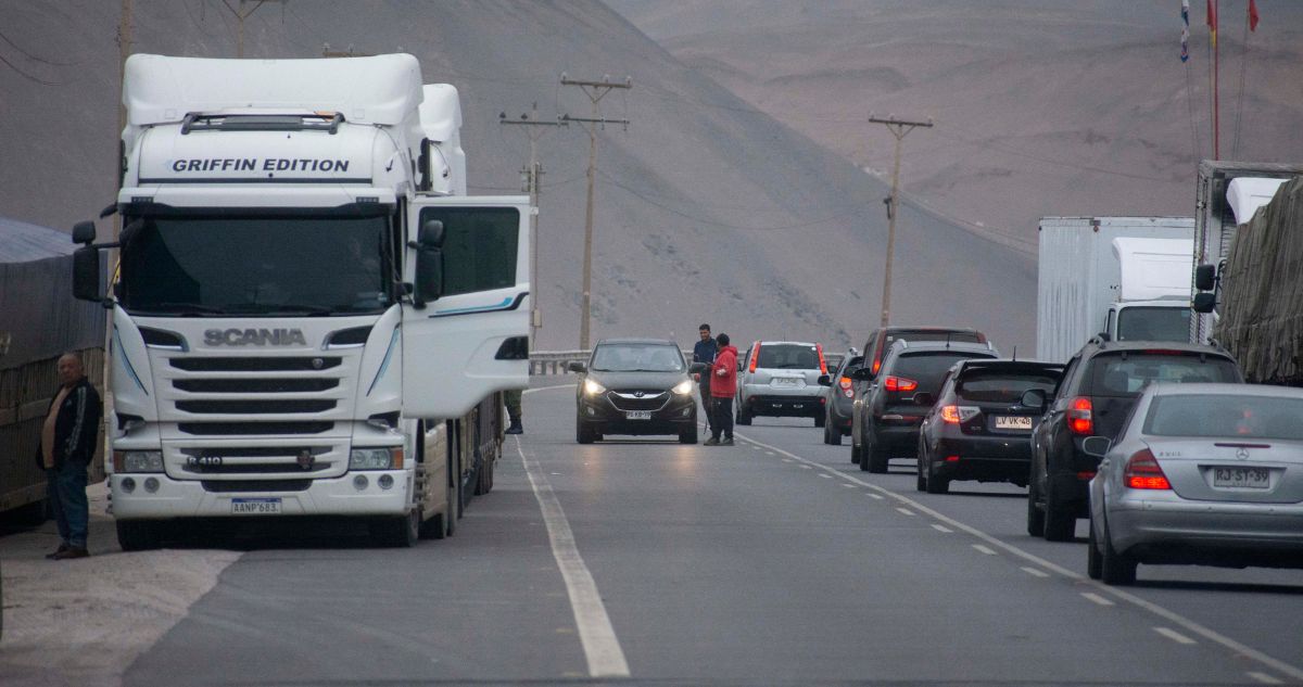 ¿Por qué hay un paro de camioneros en el norte de Chile y cuál es el petitorio o exigencias de los conductores y qué pasa con las rutas del país?