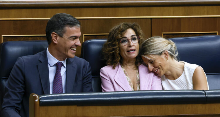 Pedro Sánchez, María Jesús Montero y Yolanda Díaz en el pleno del Congreso que aprueba la ley de amnistía