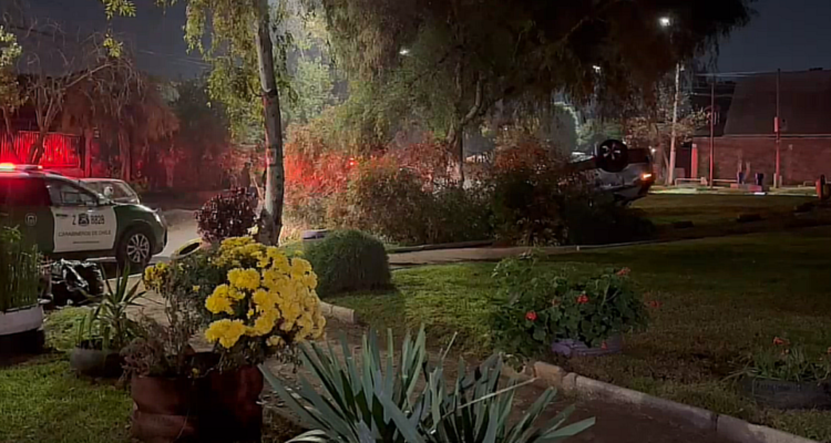 Persecución termina con vehículo volcado en Villa Francia: tres adolescentes detenidos