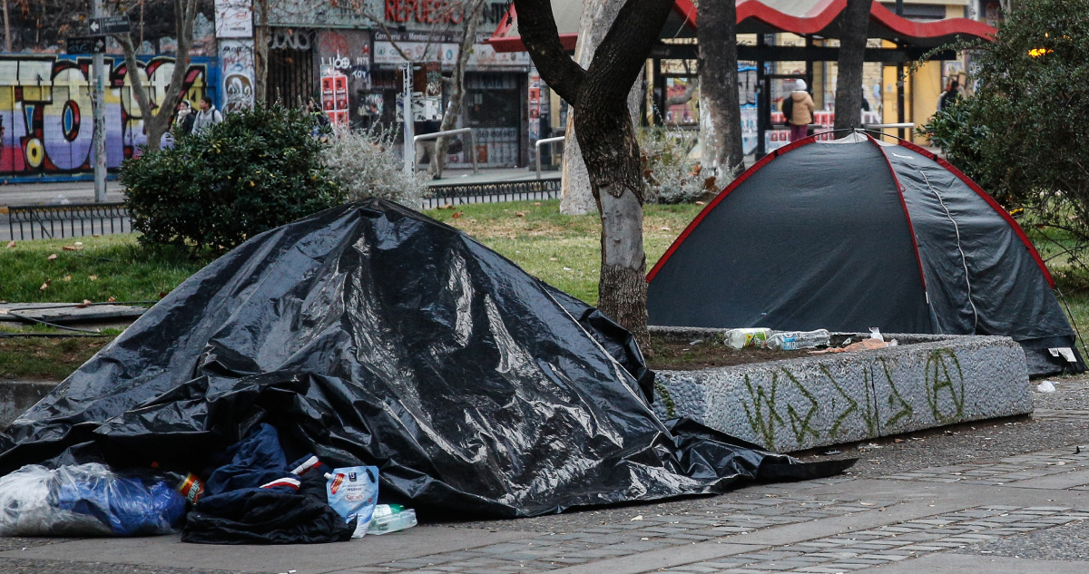 Joven habría muerto de hipotermia en Maipú: durmió mojada tras caer ebria a una poza de lluvia