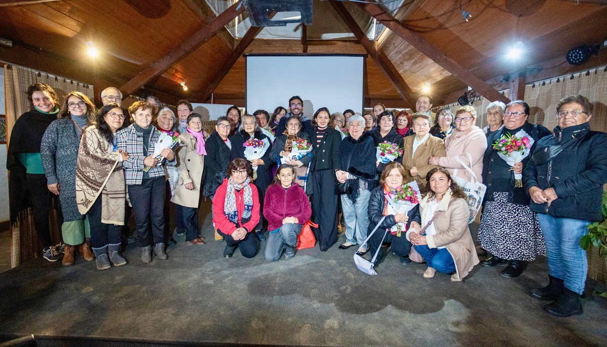 entrega reconocimiento bordadoras isla negra