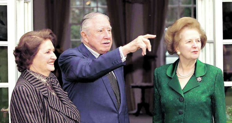 Lucía Hiriart, Augusto Pinochet y Margareth Thatcher