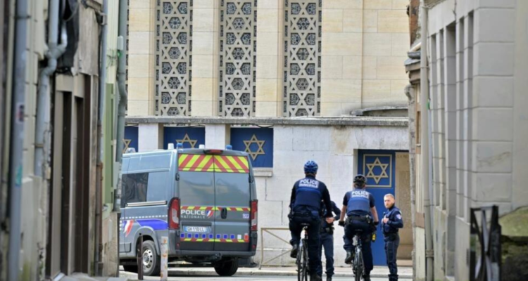 La policía en la entrada de una Sinagoga en Rúan, Francia