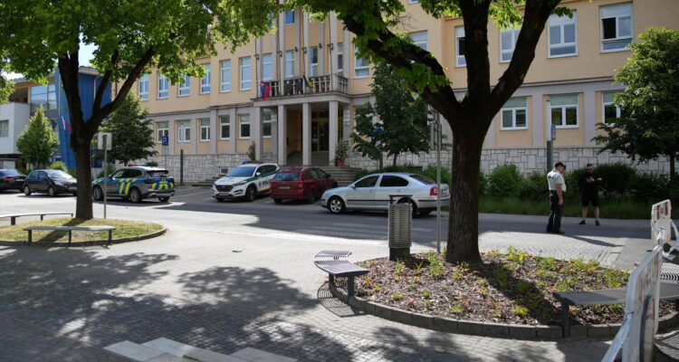 Edificio en donde el primer ministro eslovaco mantuvo una reunión antes de ser baleado en Handlová