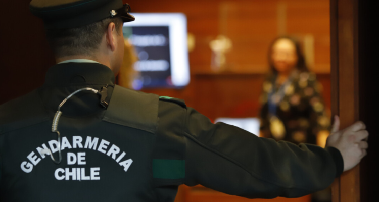 Prisión para mujer que concertó violaciones contra hija de 12 años