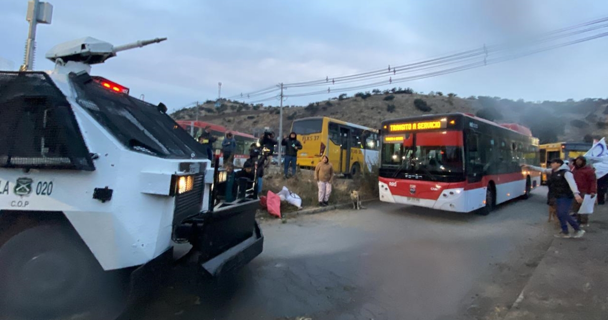 Manifestantes bloquearon salida de cientos de buses RED en Puente Alto: tuvo que actuar Carabineros