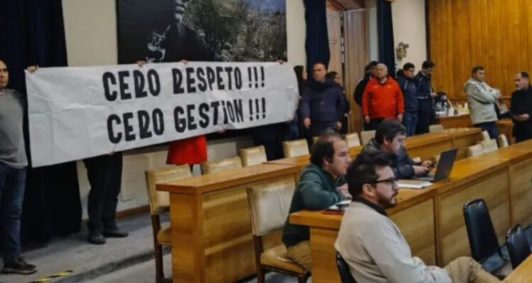 “Cero respeto, cero gestión”: funcionarios protestan contra gobernadora de Coquimbo en plena sesión
