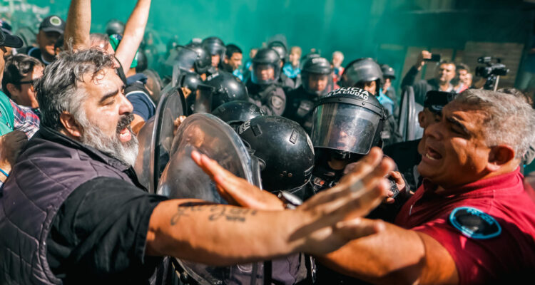 Cuatro heridos deja protesta por llegada de Milei a la provincia de Córdoba