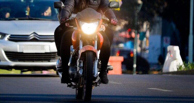Piden dar urgencia a proyecto que busca aumentar las penas para los “motochorros”