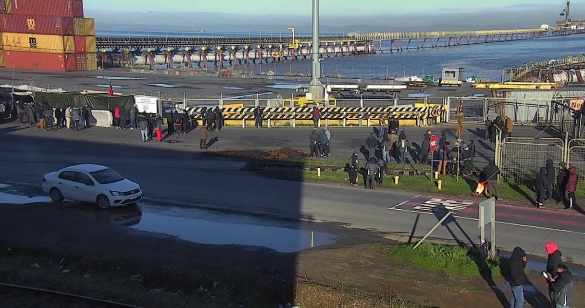 Trabajadores en el exterior de Puerto Coronel