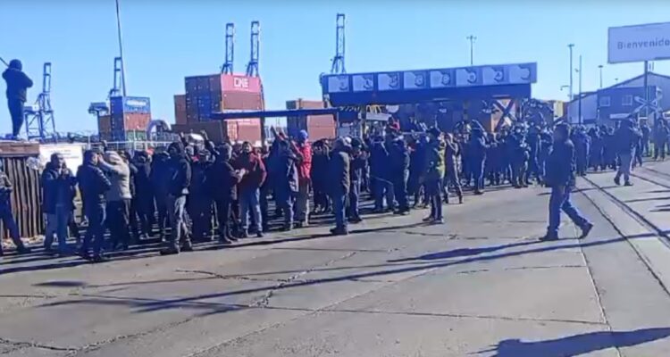 Gobierno anuncia querella por daños en línea férrea en medio de pugna entre trabajadores eventuales y Puerto Coronel