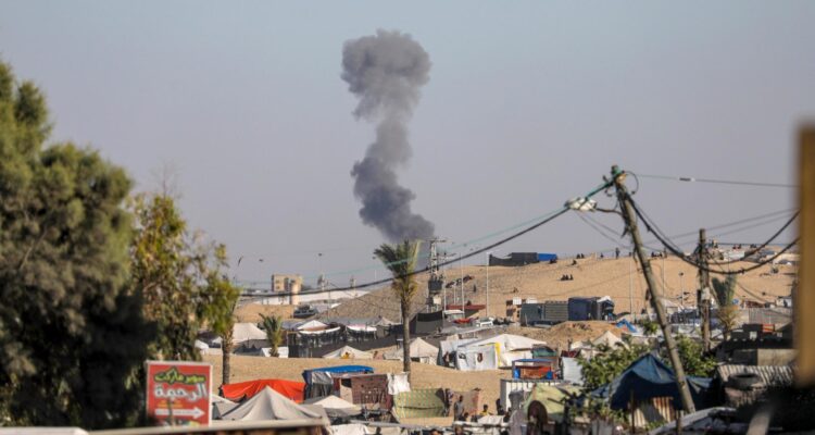 Humareda después de un ataque aéreo israelí en Rafah el 7 de mayo de 2024