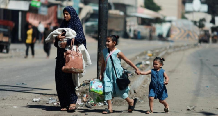 Palestinos huyen de Rafah después de que las fuerzas israelíes lanzaran una operación terrestre y aérea