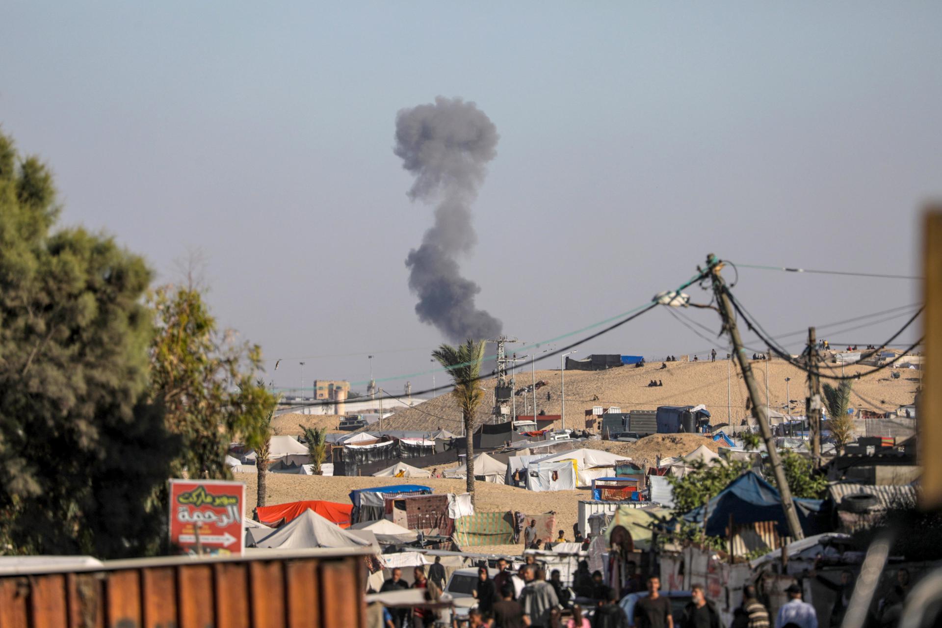 Humareda después de un ataque aéreo israelí en Rafah el 7 de mayo de 2024