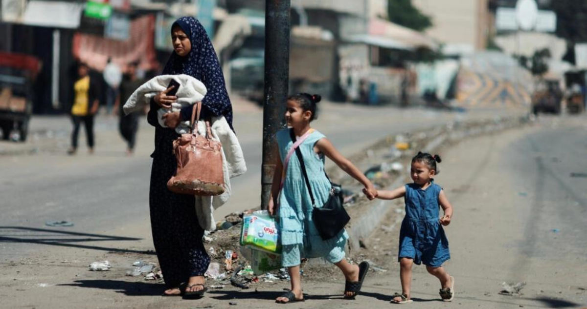 Palestinos huyen de Rafah después de que las fuerzas israelíes lanzaran una operación terrestre y aérea