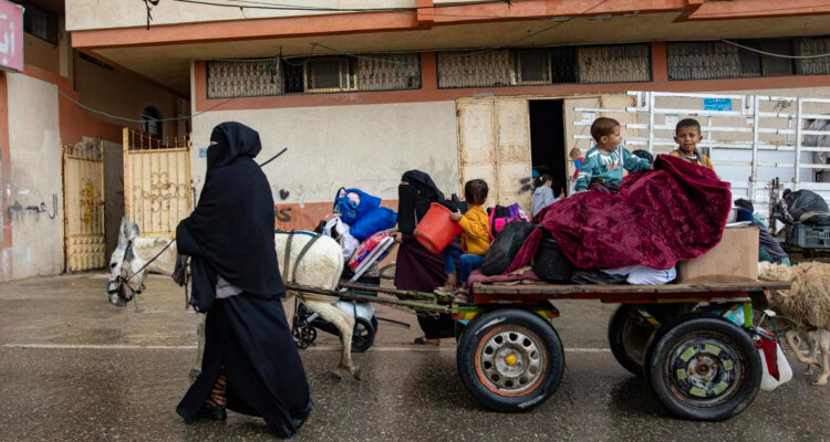 Israel comienza evacuación de miles de personas en Rafah