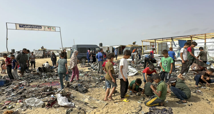 Ciudadanos palestinos en la zona del ataque israelí en los campos de desplazados en Tal al Sultan
