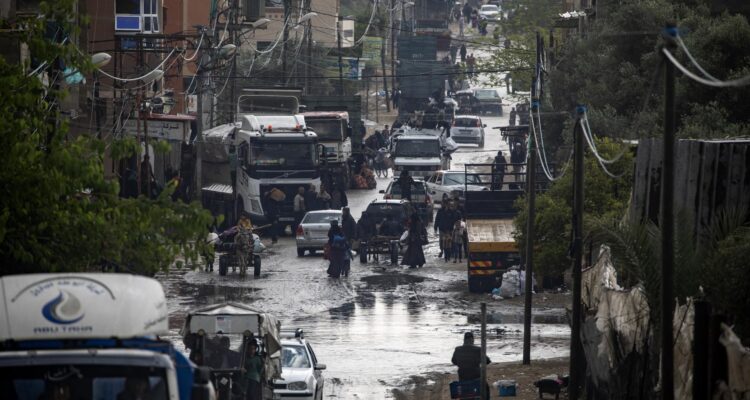 personas evacuando Rafah