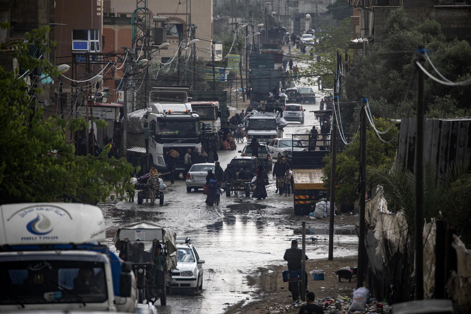 personas evacuando Rafah