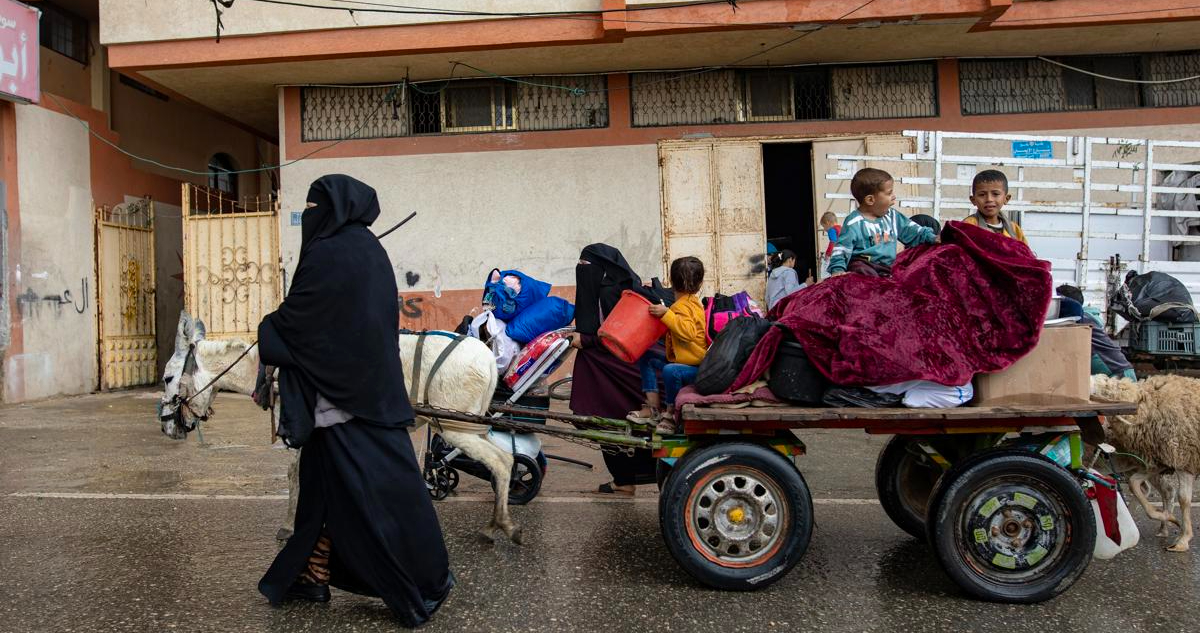 Israel comienza evacuación de miles de personas en Rafah