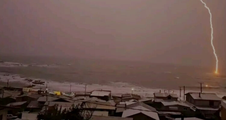 Rayos, lluvia y calles anegadas: temporal que causa estragos en el sur del país avanza hacia la RM