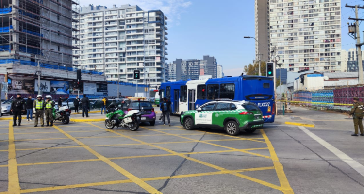 Bus atropella a adulta mayor y a sus dos nietos en Santiago: mujer y uno de los niños en riesgo vital