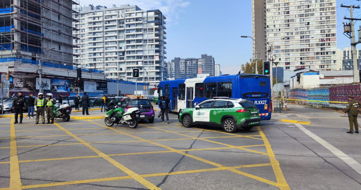 Bus atropella a adulta mayor y a sus dos nietos en Santiago: mujer y uno de los niños en riesgo vital