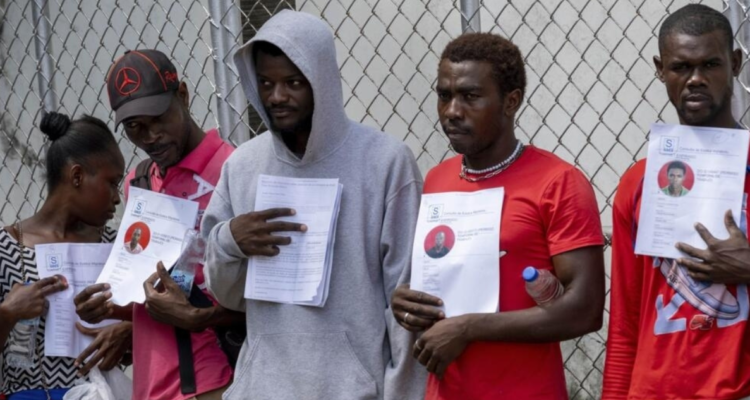 Haitianos con sus documentos migratorios para demostrar que tienen permisos de trabajo en República Dominicana