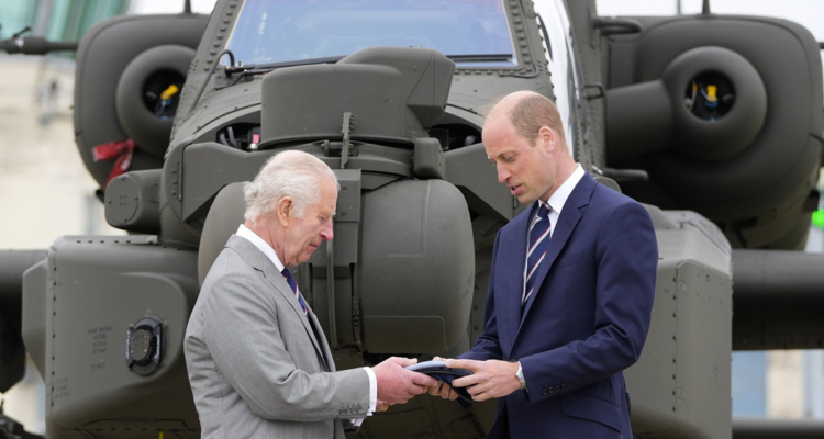 El rey Carlos III entregó el lunes su título de coronel en jefe del Cuerpo Aéreo del Ejército británico a su hijo William.
