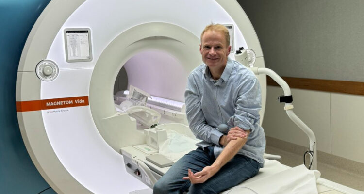 Médico australiano se curó un cáncer cerebral intratable con método que él mismo desarrolló