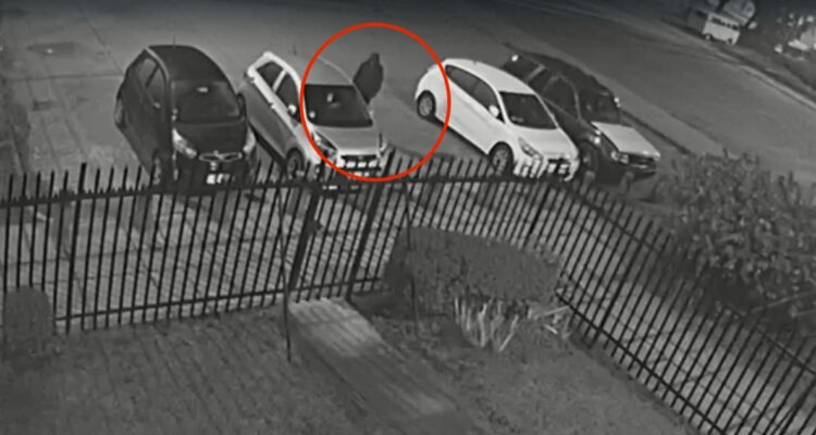 Robo de bencina de auto estacionado en Remodelación Paicaví en Concepción