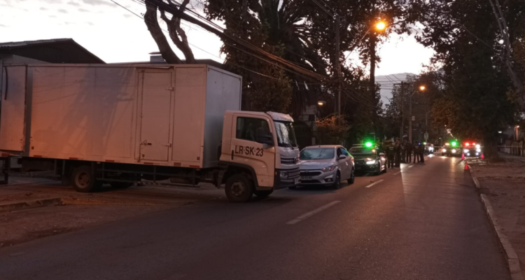 Carabineros dispara contra delincuentes en Ñuñoa tras robo a camión de CorreosChile