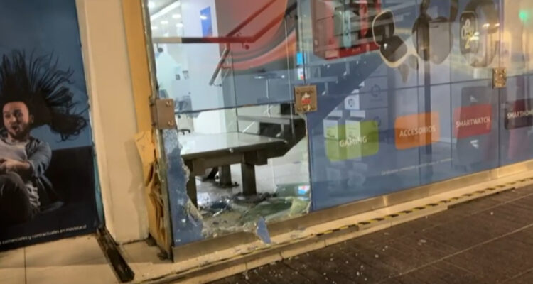 Sujetos intentan atropellar a carabinero tras robo a tienda Movistar en Santiago
