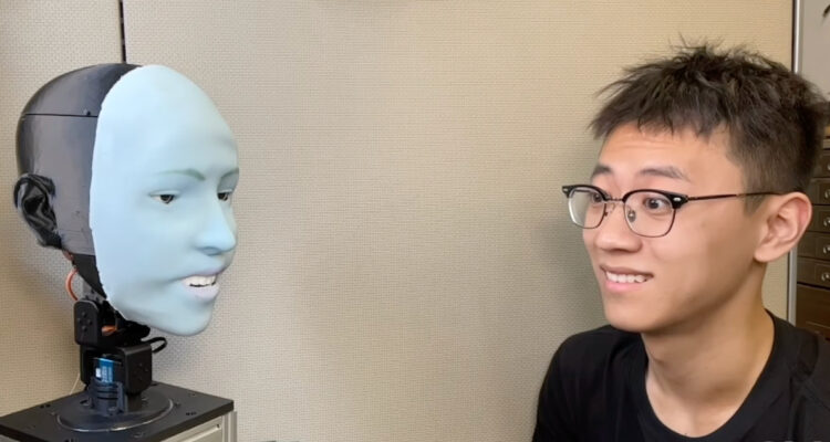 Crean el primer robot que puede sonreír en sincronía con los humanos, se llama “Emo”