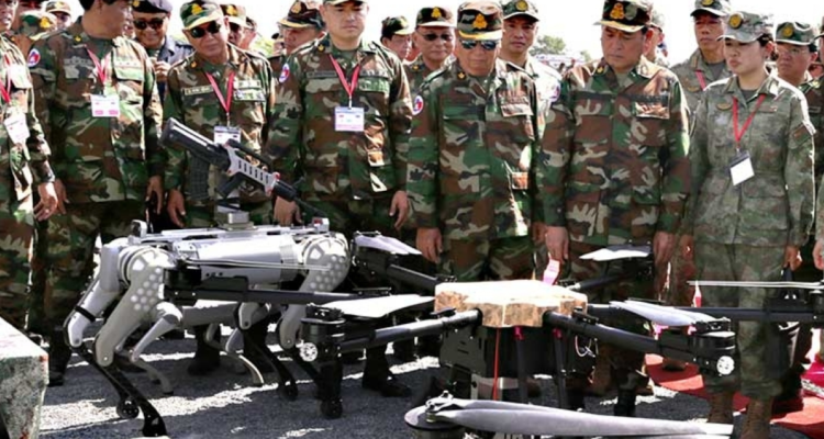 El ejército de China presentó sus nuevos perros robots con ametralladoras en sus espaldas, durante ejercicios militares.