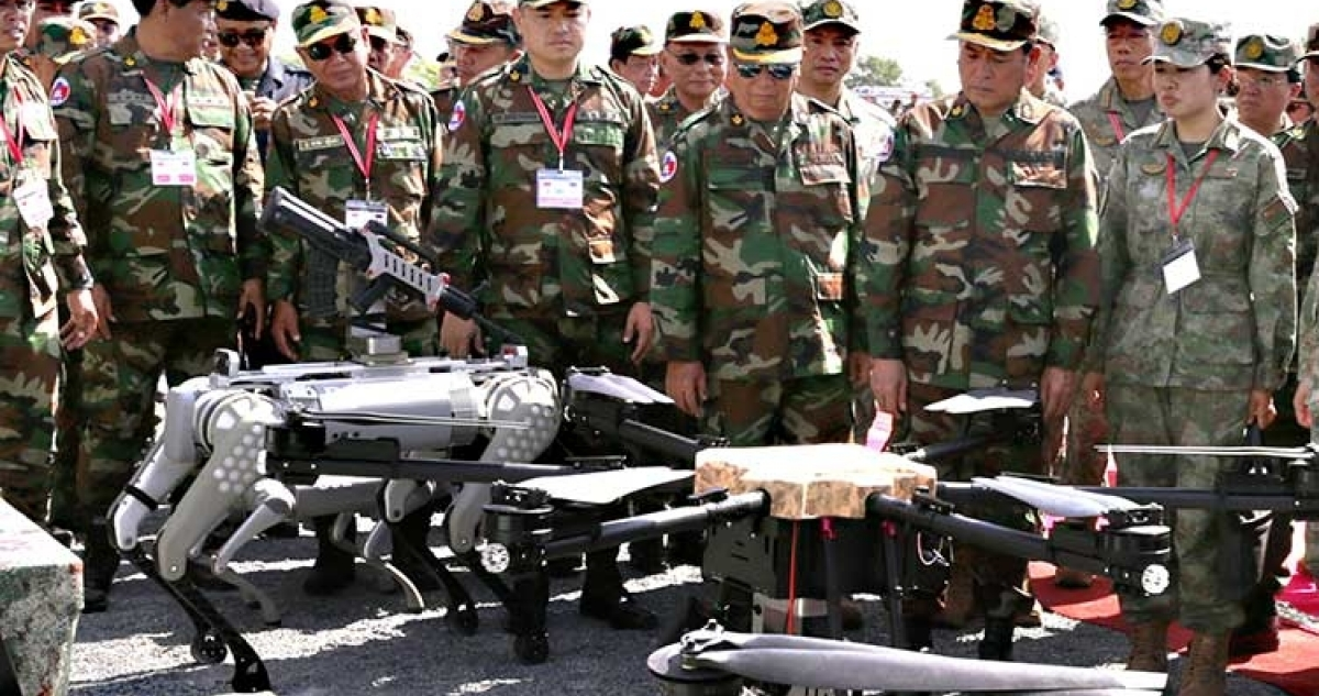El ejército de China presentó sus nuevos perros robots con ametralladoras en sus espaldas, durante ejercicios militares.