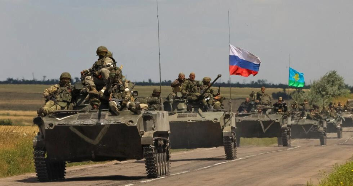 Un convoy blindado de tropas rusas en la parte de la región de Zaporizhzhia controlada por Rusia