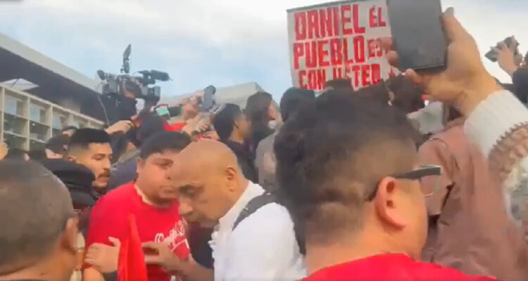 Acusan que “barra” en apoyo a Daniel Jadue agredió a la prensa en su salida del Centro de Justicia