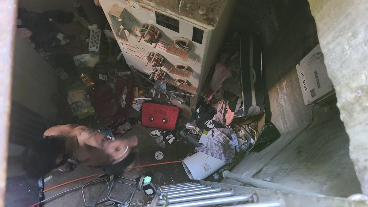 Insólito: encuentran a personas viviendo en cámara subterránea del centro de Santiago