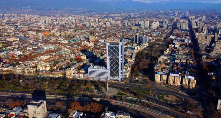 Las comunas del Gran Santiago que registran los precios más caros y más baratos para arrendar una casa